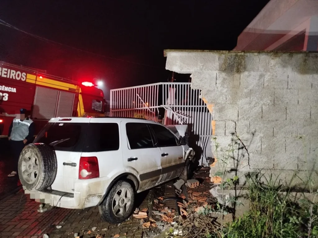Motorista de 25 anos fica ferido após sair da pista e atingir muro de residência, em Ituporanga