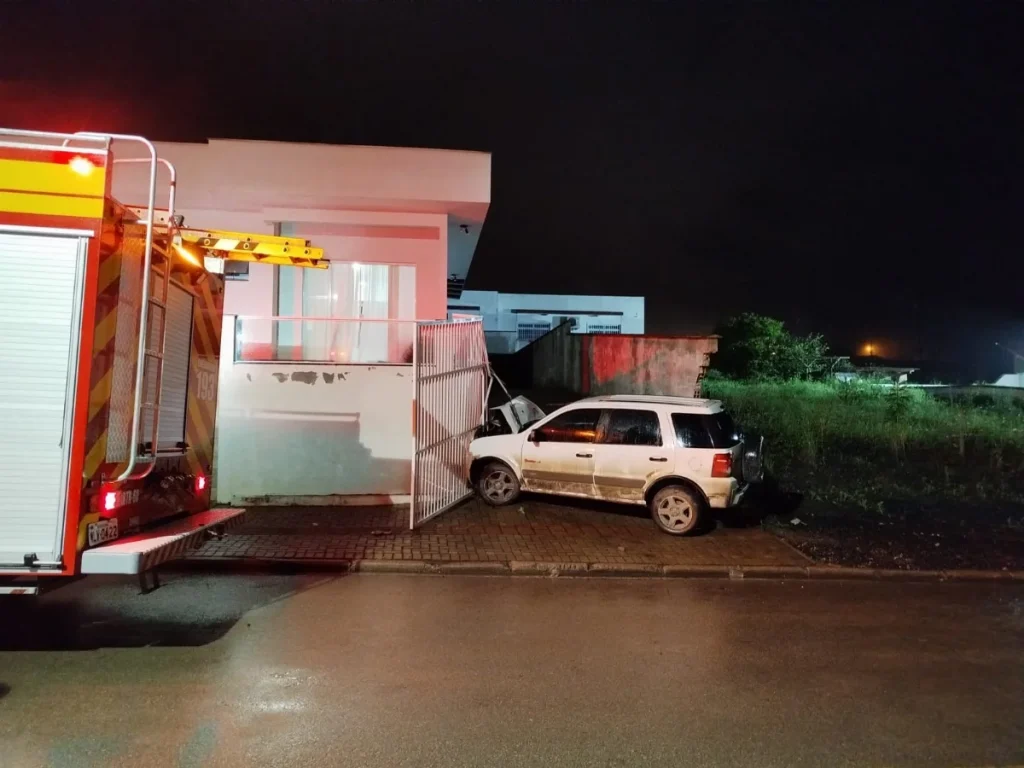 Motorista de 25 anos fica ferido após sair da pista e atingir muro de residência, em Ituporanga