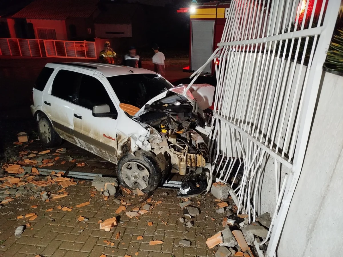Motorista de 25 anos fica ferido após sair da pista e atingir muro de residência, em Ituporanga