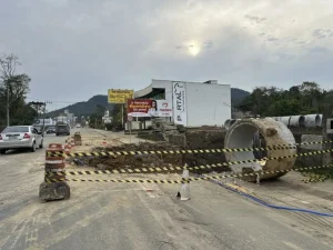 Avenida Jorge Lacerda será interditada para obras de drenagem a partir desta quarta-feira (10)