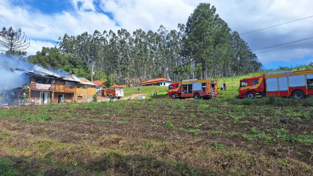 Casa pega fogo no interior de Taió e bombeiros resgatam cão que estava preso no térreo