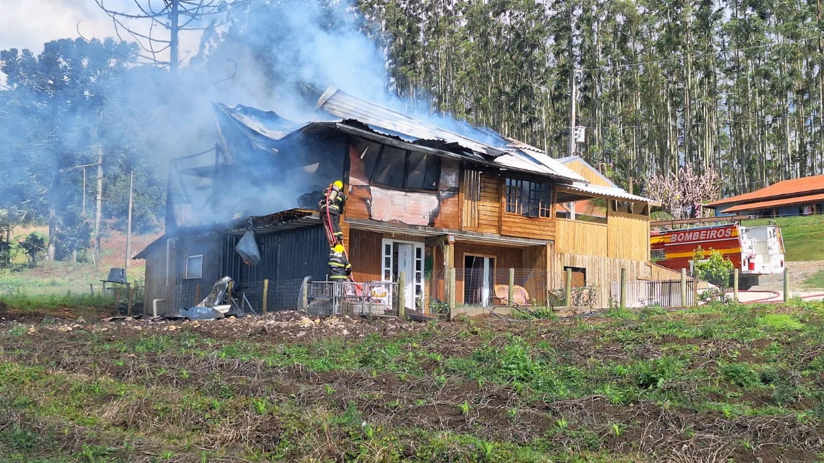 Casa pega fogo no interior de Taió e bombeiros resgatam cão que estava preso no térreo
