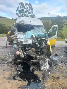 Van escolar se envolve em acidente na SC-350, em Alfredo Wagner