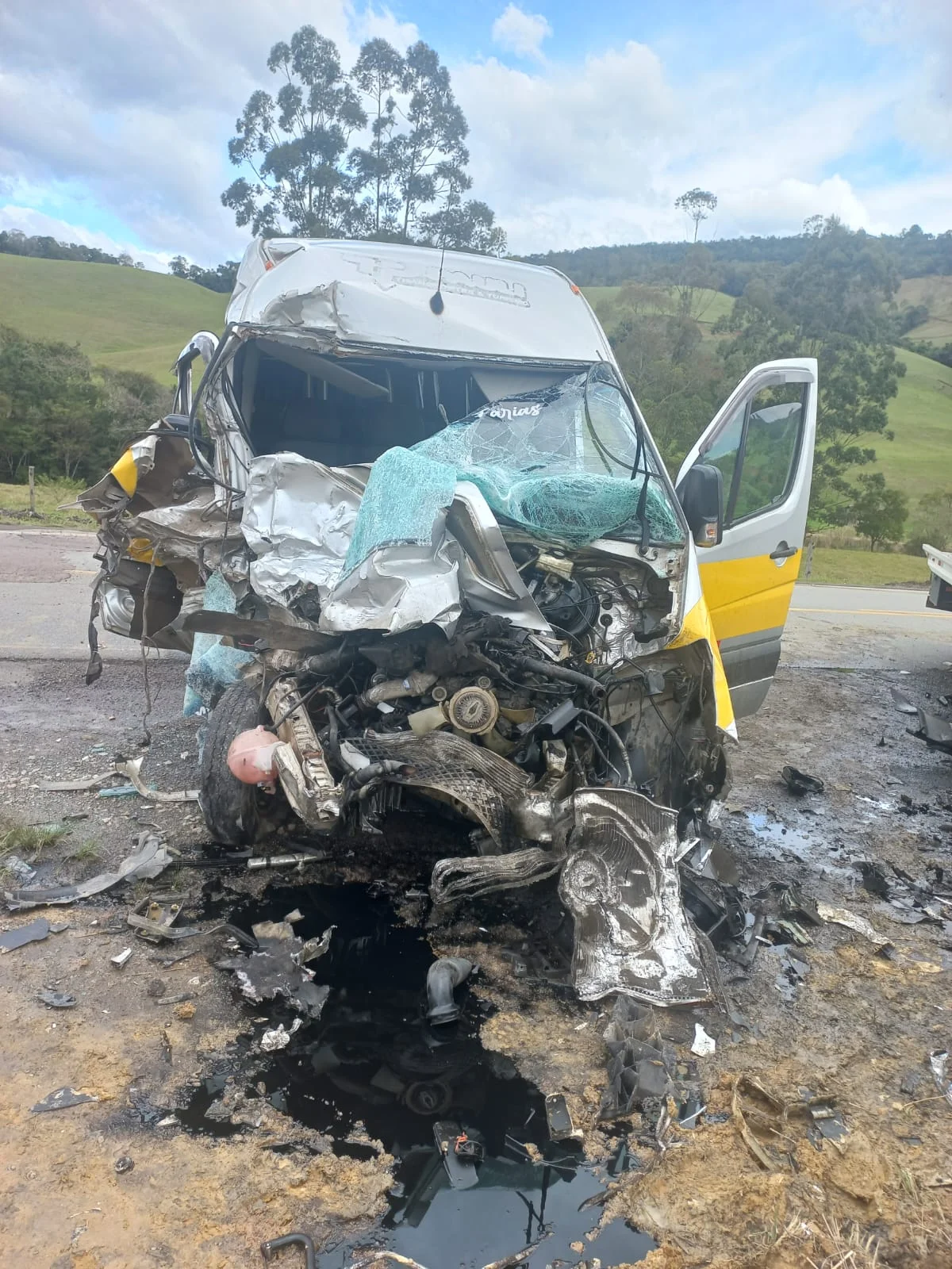 Van escolar se envolve em acidente na SC-350, em Alfredo Wagner