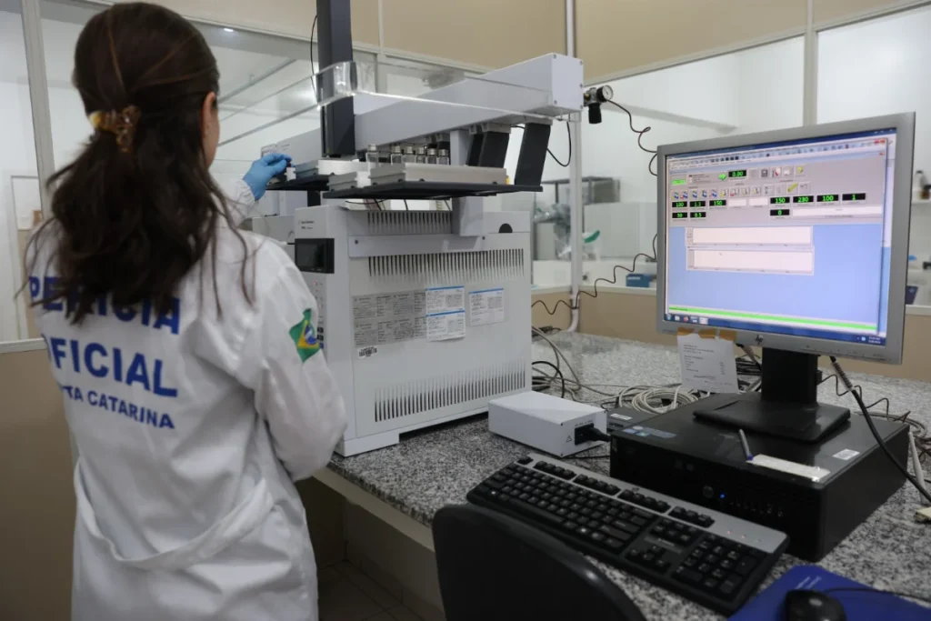 Substâncias inéditas identificadas pela Polícia Científica de SC entram na lista de drogas proibidas da Anvisa