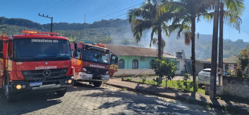 Incêndio em residência do bairro Fundo Canoas mobiliza os bombeiros, em Rio do Sul