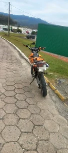 Duas pessoas, incluindo gestante de sete meses, ficam feridas em acidente com motos em Taió