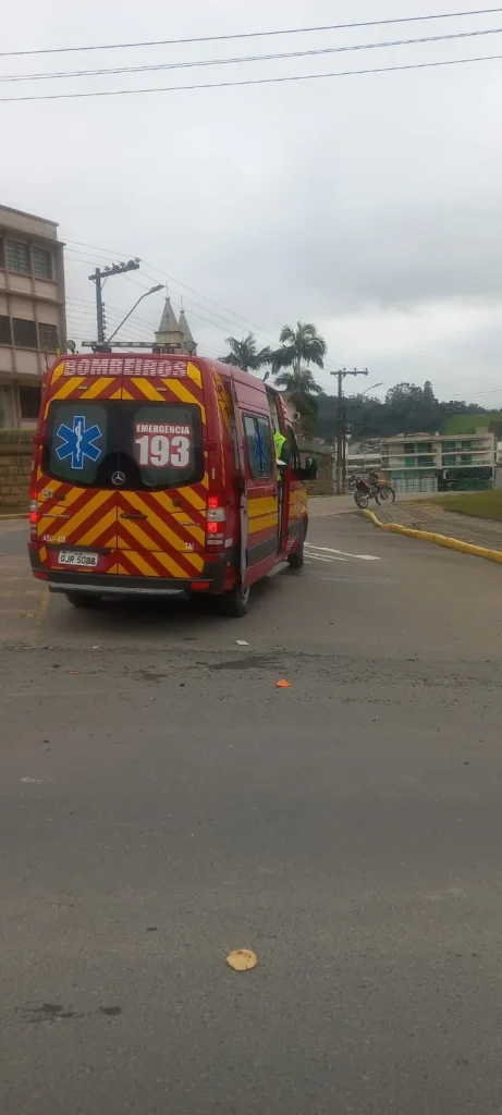 Duas pessoas, incluindo gestante de sete meses, ficam feridas em acidente com motos em Taió