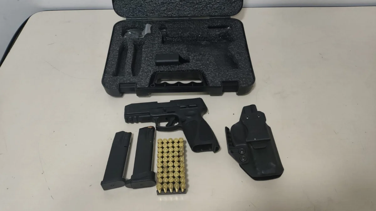 Professor de 27 anos é levado à delegacia após divulgar vídeo manuseando arma, em Gaspar