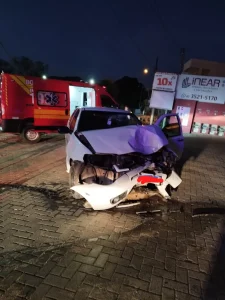 Veículo sai da pista e bate contra poste na Estrada Blumenau, em Rio do Sul