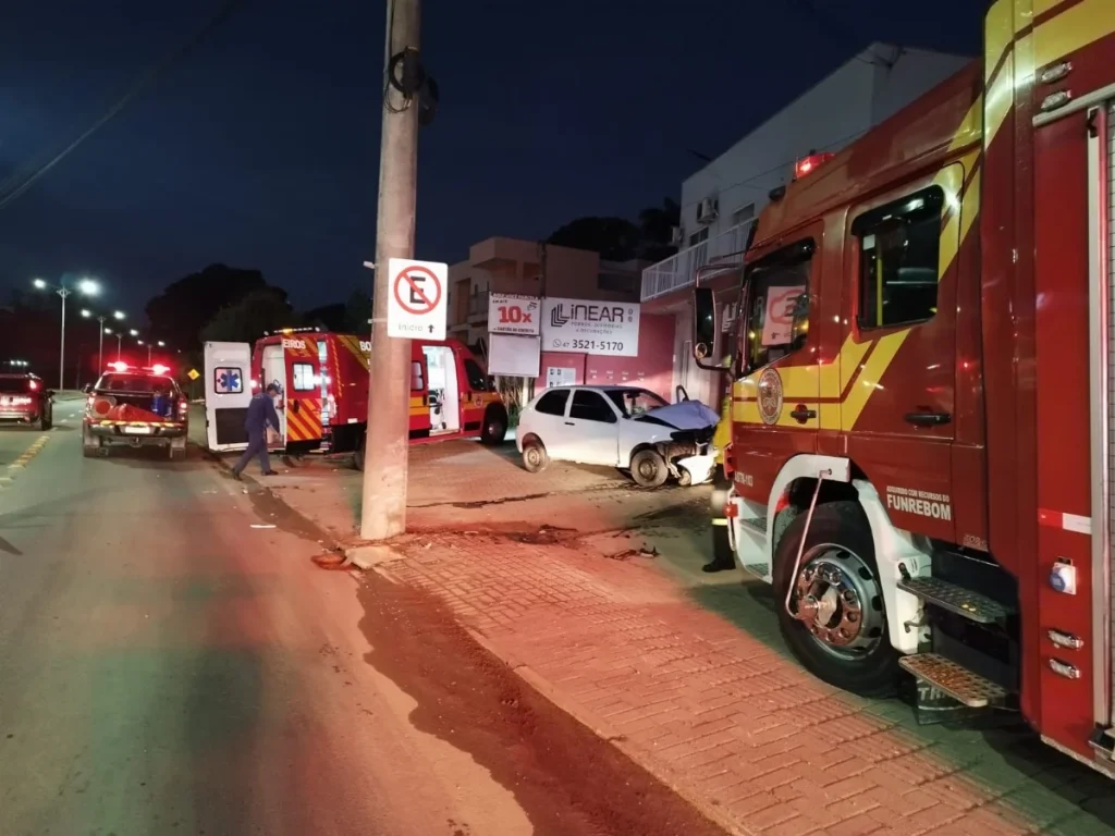 Veículo sai da pista e bate contra poste na Estrada Blumenau, em Rio do Sul