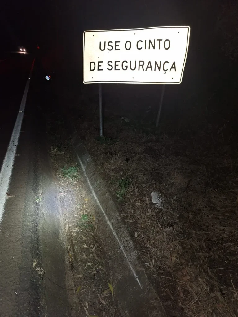 Jovem de 19 anos morre após sair da pista e bater moto contra placa de sinalização, em SC
