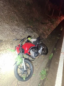 Jovem de 19 anos morre após sair da pista e bater moto contra placa de sinalização, em SC