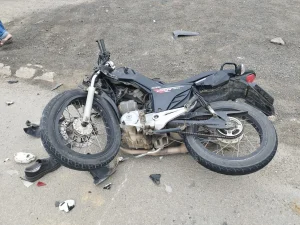 Colisão entre carro e moto deixa dois feridos na BR-470 em Rio do Sul