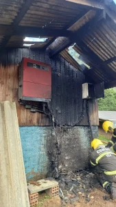 Incêndio atinge placas solares em edificação em Salete