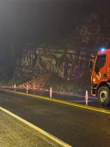 Queda de barreira interrompe parcialmente a BR-470 durante a madrugada em Apiúna