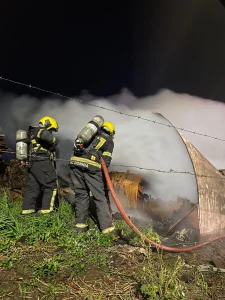 Incêndio destrói residência de madeira no bairro Santa Mônica, em Lages