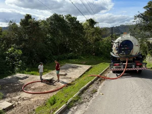 fossas sépticas coletivas são limpas em condomínios de Rio do Sul