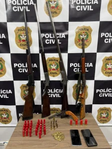 Polícia Civil prende dois homens por posse ilegal de armas de fogo, em Apiúna