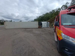 Bombeiros atendem saída de pista de caminhão na BR-470 em Pouso Redondo