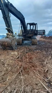 Incêndio destrói escavadeira hidráulica em Rio do Campo