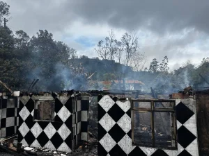 Residência é destruída por incêndio no centro de Vidal Ramos