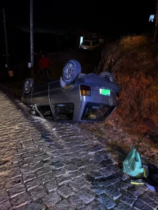 Motorista fica ferido em capotamento de veículo em Ascurra