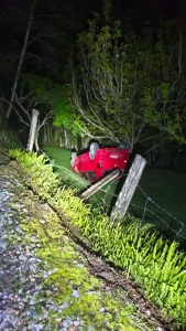 Motorista embriagado capota carro e invade terreno de residência em Rio do Sul