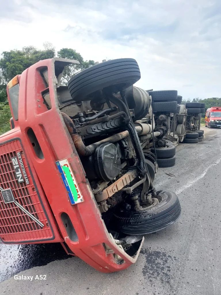 Carreta tomba na BR-470, em Rodeio; motorista sai ileso