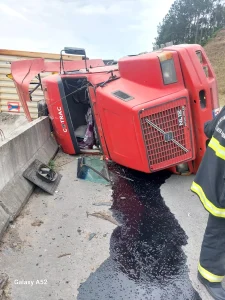 Carreta tomba na BR-470, em Rodeio; motorista sai ileso