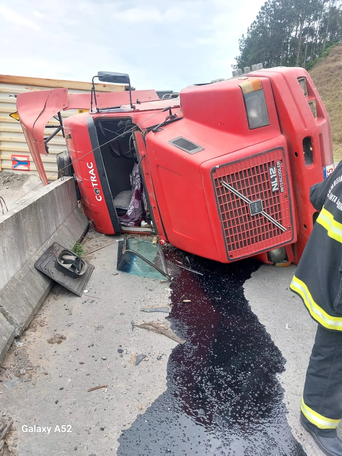 Carreta tomba na BR-470, em Rodeio; motorista sai ileso