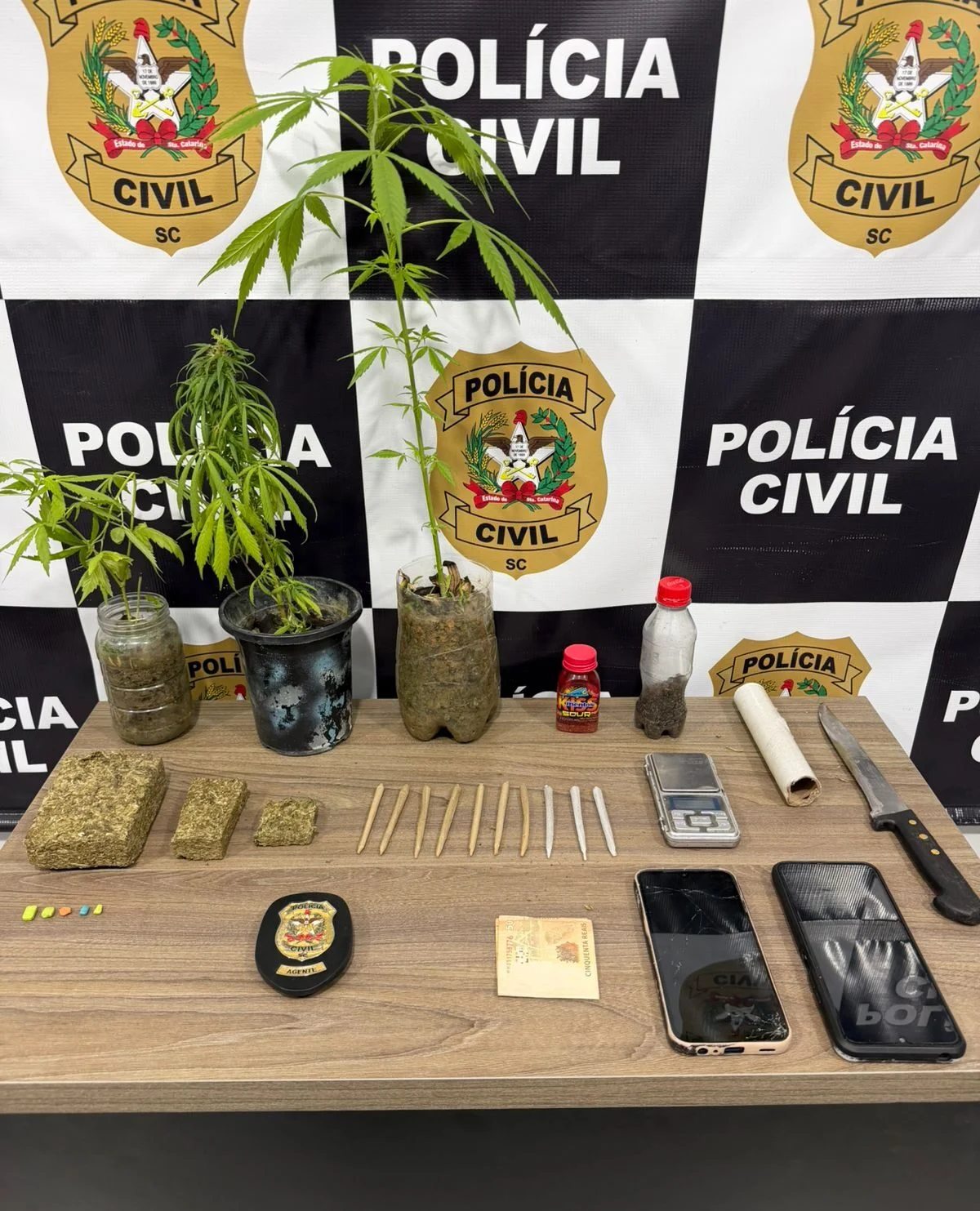 Jovem de 21 anos é preso em flagrante por tráfico de drogas, em Rodeio