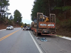 Mulher fica ferida em acidente envolvendo carro e caminhão na BR-282