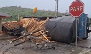 Acidente com caminhão derruba poste e parte da carga em Ibirama