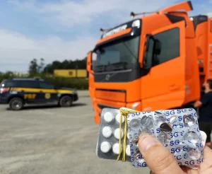 Caminhoneiro que dormia estacionado sobre a pista é flagrado com rebites na BR-101 em SC