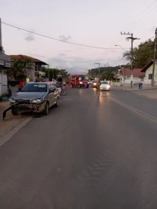 Bombeiros atendem colisão entre carro e moto em Presidente Getúlio