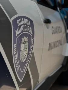Homem é conduzido à delegacia após ser flagrado fazendo uso de drogas próximo à escola, em Rio do Sul