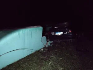 Três pessoas ficam feridas após colisão contra muro e poste de energia, em Itaiópolis