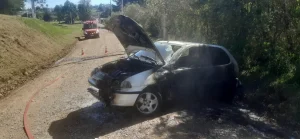 Carro incendeia após capotamento em Correia Pinto