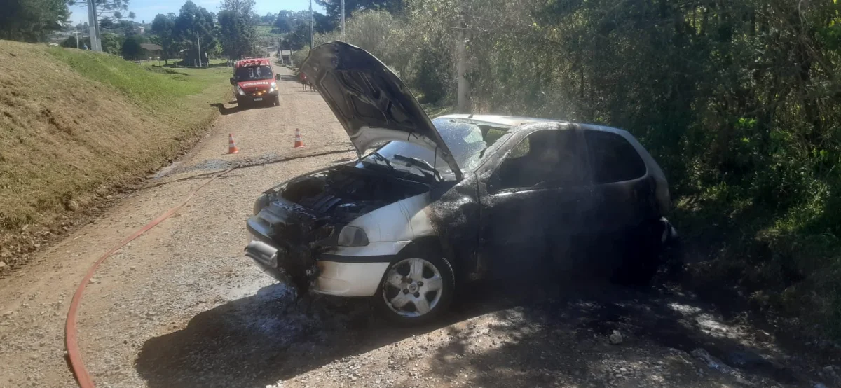 Carro incendeia após capotamento em Correia Pinto