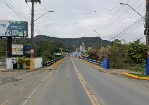 Ponte da Avenida Governador Ivo Silveira recebe manutenção de iluminação nesta quinta-feira (18)
