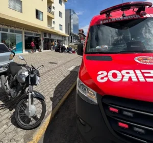 Jovem de 18 anos morre em colisão entre carro e moto em Lages