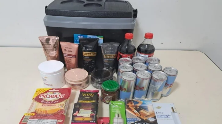 Mulher é presa tentando levar quase R$ 900 em produtos furtados de supermercado, em Timbó