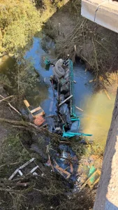 Caminhão despenca de ponte e motorista morre em Otacílio Costa. Vítima residia em Rio do Sul