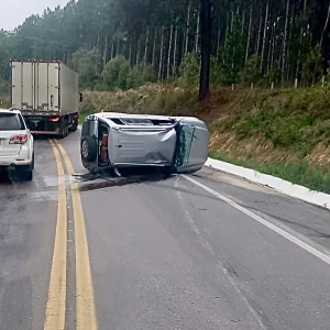 Fuga termina em prisão: homem rouba carro, capota e tenta render motoristas em Rio Negrinho