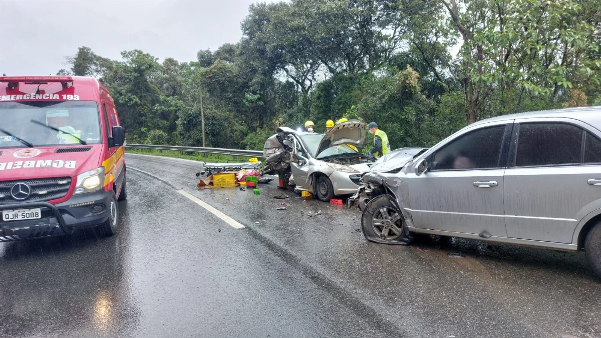 Acidente entre dois carros na Serra da Santa em Pouso Redondo deixa motorista gravemente ferido