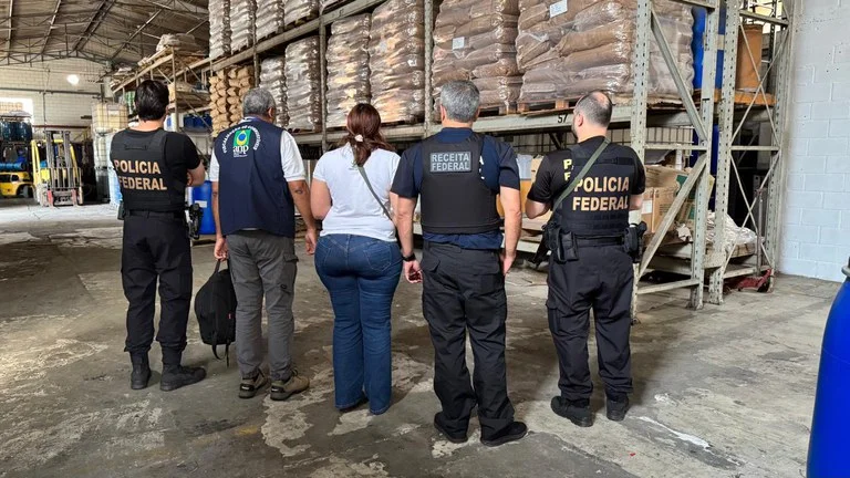 PF fiscaliza indústria em SC em operação contra adulteração de bebidas com metanol