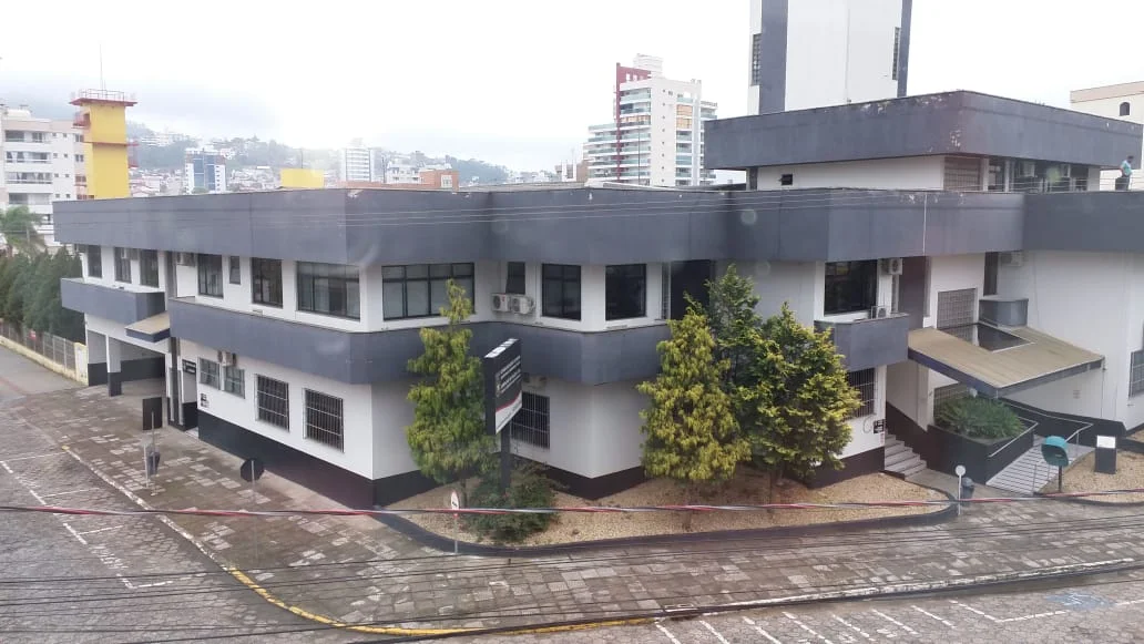 Jovem de 19 anos é levado à delegacia após quebrar celular da namorada em Rio do Sul