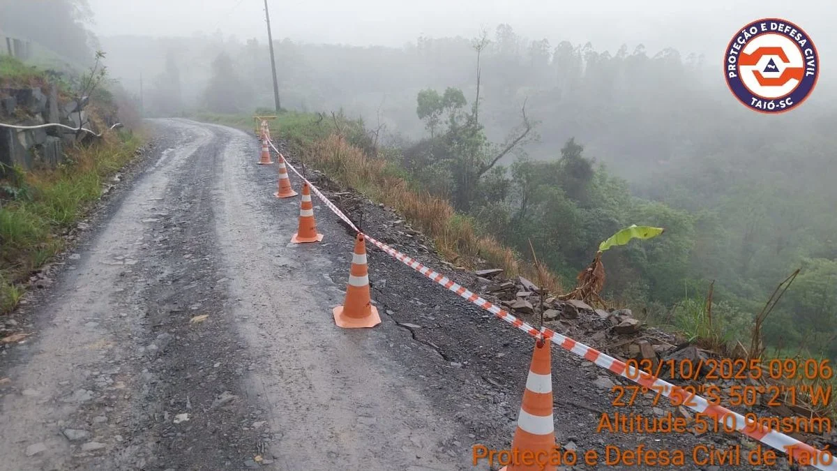 Estrada tem bloqueio parcial em Taió, para veículos de grande porte, devido a deslizamento
