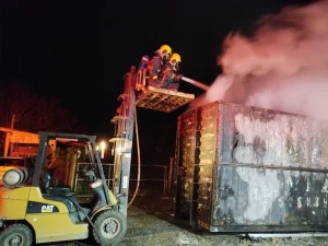 Bombeiros combatem incêndio em container com materiais recicláveis, em Imbuia